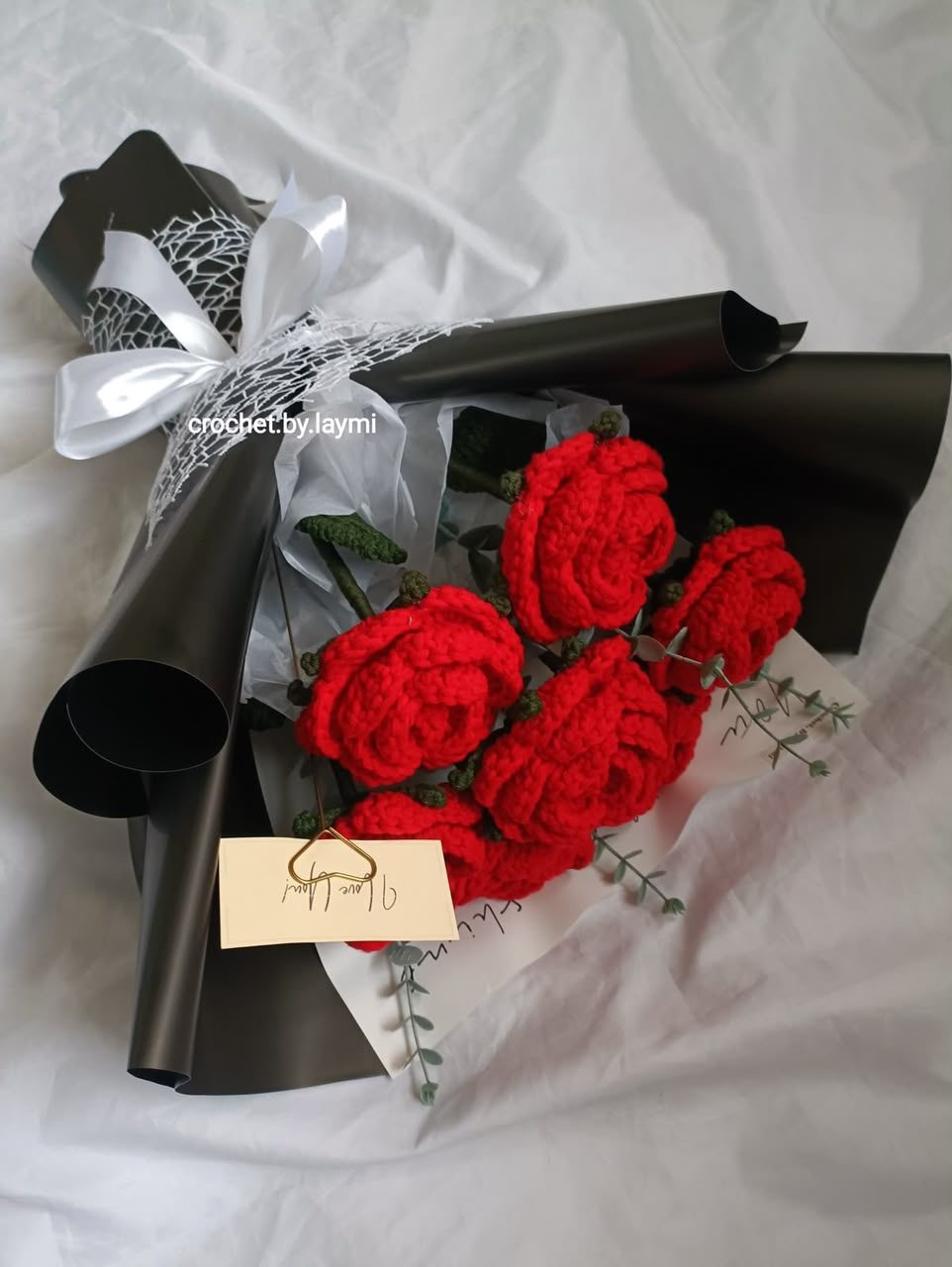 6 crochet red roses
